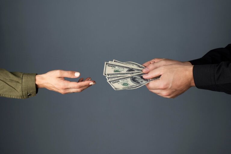 hobi utang, pinjam dulu seratus