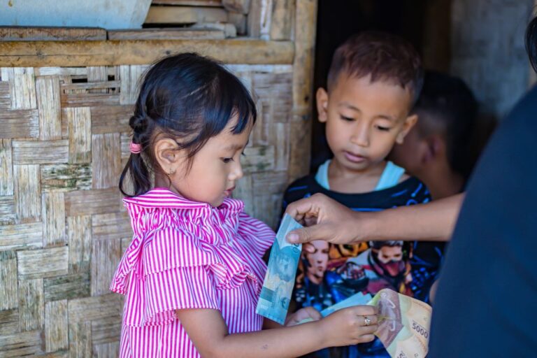 Ajarkan Finansial Sejak Dini, Ini 5 Cara Mengelola Uang THR Anak